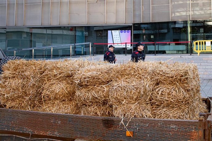 Manifestantes de la Cooperativa Agrícola de Pau durante una concentración de Revolta Pagesa en Girona.