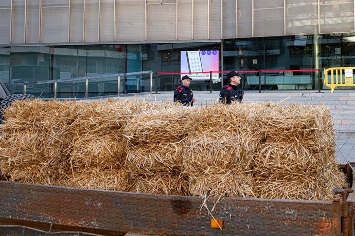 Manifestantes de la Cooperativa Agrícola de Pau durante una concentración de Revolta Pagesa, a 6 de febrero de 2025, en Girona, Catalunya (España). Los productores agrícolas buscan generar conciencia sobre los desafíos estructurales que afectan a su secto