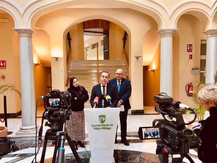 El delegado territorial de Desarrollo Educativo y FP de la Junta en Málaga, Miguel Briones, en rueda de prensa junto al alcalde de Vélez-Málaga, Jesús Lupiáñez.