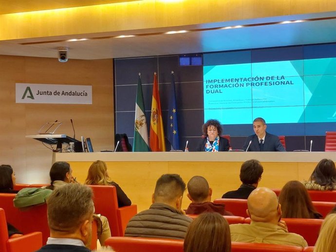 El delegado territorial de Empleo, Empresa y Trabajo Autónomo de la Junta en Almería, Amós García, durante la reunión de trabajo con representantes de empresas de formación de la provincia de Almería.