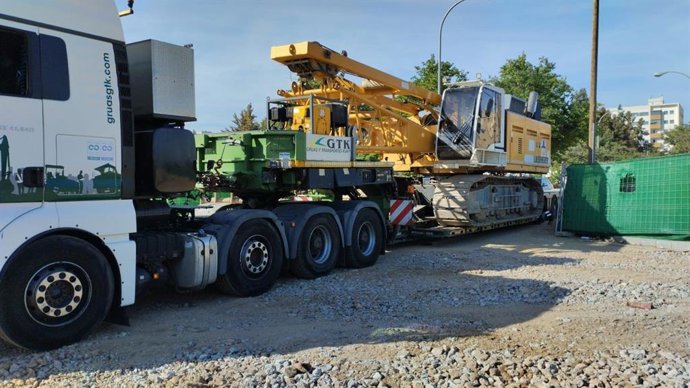 Archivo - Imagen de maquinaria para las obras del metro de Sevilla