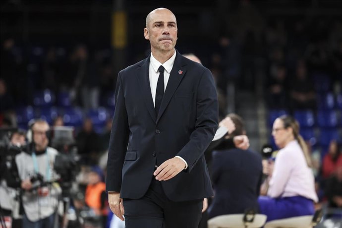 Archivo - Joan Penarroya, head coach of FC Barcelona looks on during the Turkish Airlines Euroleague, match played between FC Barcelona and Fenerbahce Beko Istanbul at Palau Blaugrana on December 17, 2024 in Barcelona, Spain.