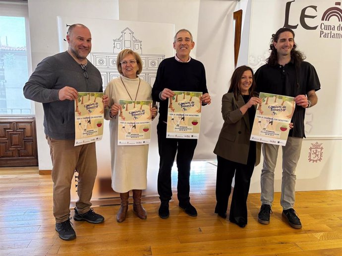 Organizadores de la iniciativa 'Caminos del Bienestar' este jueves durante su presentación en el Ayuntamiento de León