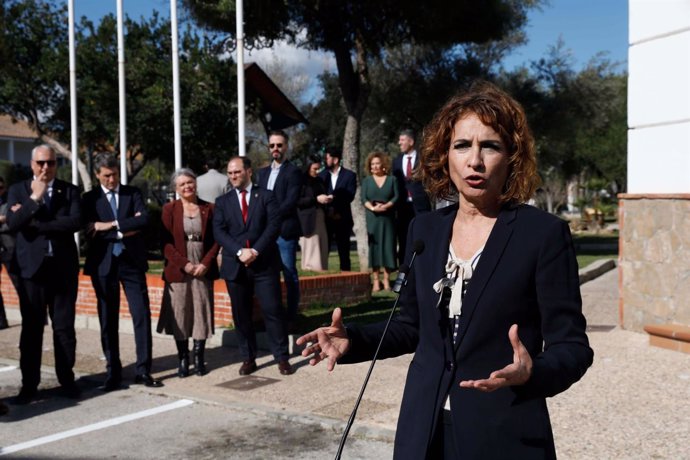 María Jesús Montero atiende a los periodistas en Castellar.