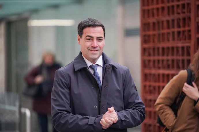 El lehendakari, Imanol Pradales, a su llegada al pleno de este jueves en el Parlamento Vasco
