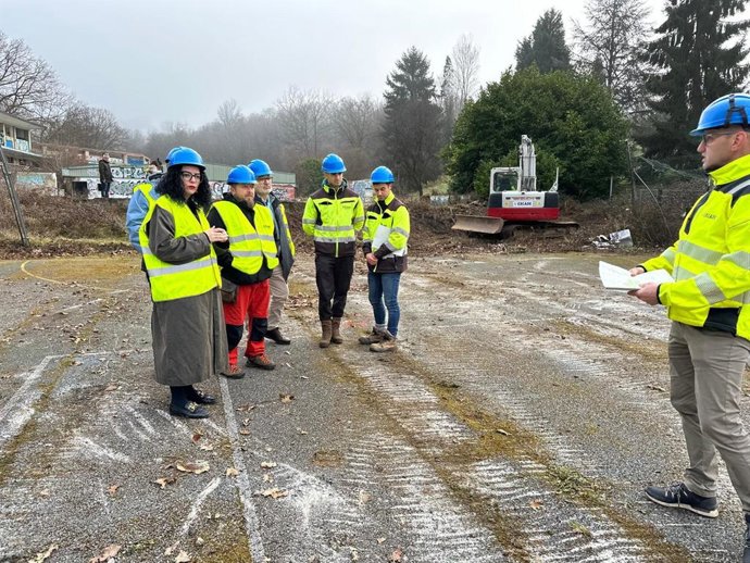 La consejera de Cultura, Política Llingüística y Deporte, Vanessa Gutiérrez, recibe información técnica sobre la obra que hoy se inicia en Langreo.