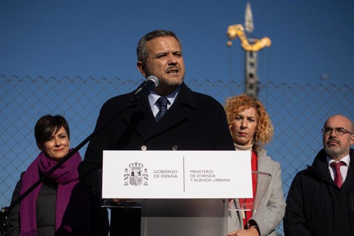 El consejero de Vivienda, Transportes e Infraestructuras, Jorge Rodrigo, interviene durante su visita a las obras de construcción de vivienda,