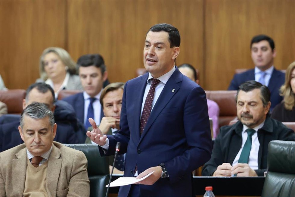 El presidente de la Junta de Andalucía, Juanma Moreno, este jueves en el Pleno del Parlamento. 
