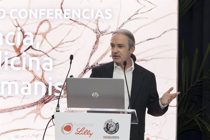 El investigador Carlos Briones durante su ponencia en el II Ciclo de Conferencias 'Ciencia, medicina y humanismo'.