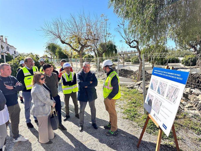 El presidente de la Diputación de Málaga, Francisco Salado, ha visitado este jueves, junto a la alcaldesa de Algarrobo, Natacha Rivas, las obras que se llevan a cabo en diversos tramos de la red de saneamiento de la franja costera del municipio.