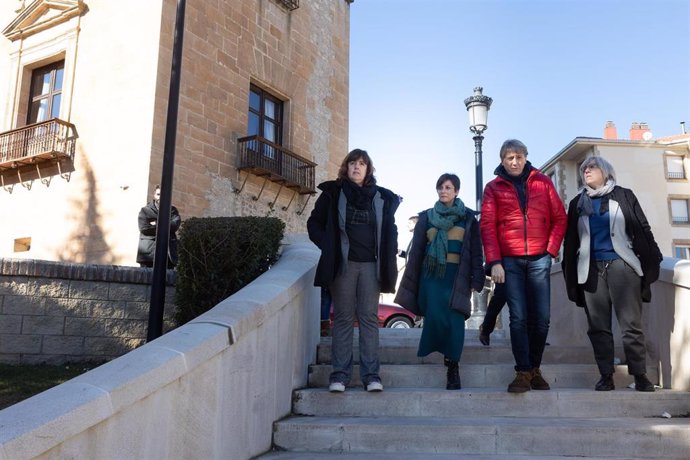 La ministra de Vivienda y Agenda Urbana, Isabel Rodríguez (2i), y el alcalde de Soria, Carlos Martínez Mínguez (2d), durante una visita a los terrenos propiedad SEPES, en el Ayuntamiento de Soria.