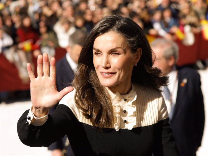La Reina Letizia saluda a varias personas durante su visita Caravaca de la Cruz
