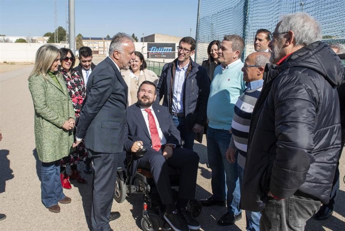 El ministro de Política Territorial y Memoria Democrática, Ángel Víctor Torres, junto a la delegada del Gobierno en Castilla-La Mancha, Milagros Tolón, visitan el municipio de La Roda.