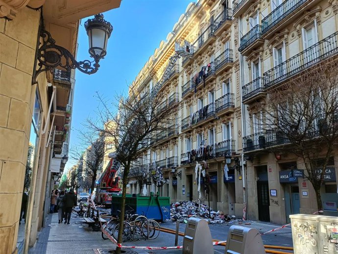 Edificio de la calle San Marcial de San Sebastián en el que se produjo un incendio, con residuos de su interior visibles en el suelo y la fachada