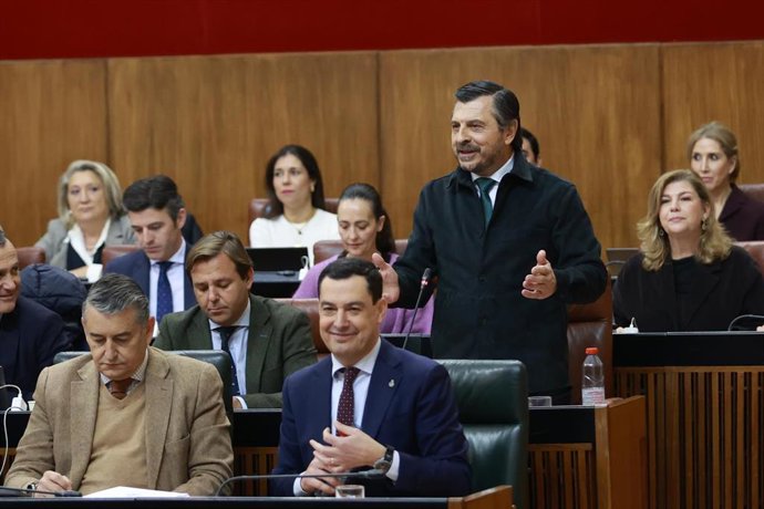 El portavoz del Grupo Popular, Toni Martín, este jueves en su pregunta al presidente de la Junta de Andalucía, Juanma Moreno, en el Pleno del Parlamento.