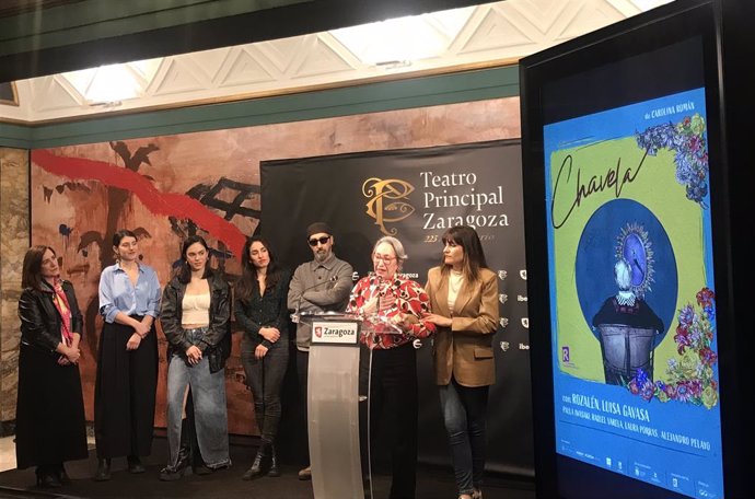 La consejera municipal de Cultura, Educación y Turismo Sara Fernández; el director del  PMAEI, José María Turmo, acompañados por todo el elenco de "Chavela", encabezado por Rozalén y Luisa Gavasa