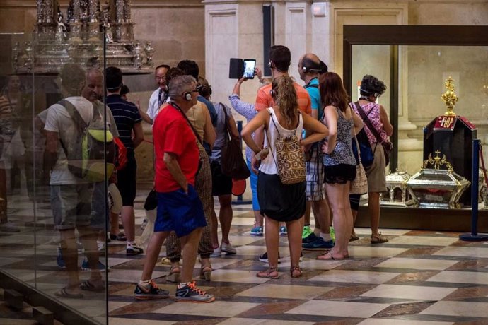 Archivo - Turistas en el interior de la Catedral de Sevilla.