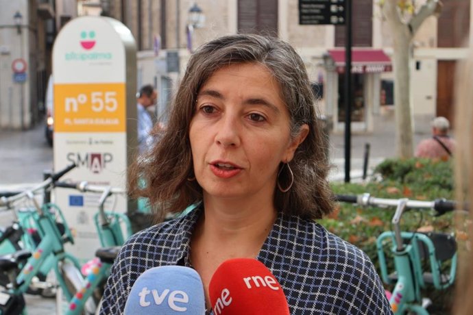 Archivo - La portavoz de MÉS per Palma, Neus Truyol, atiende a los medios.