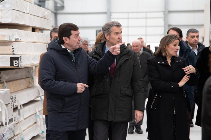 El presidente del Partido Popular, Alberto Núñez Feijóo (d), y el presidente de la Junta de Castilla y León y del PP regional, Alfonso Fernández Mañueco (i), durante una visita a la empresa Medgon, en Carrión de los Condes.