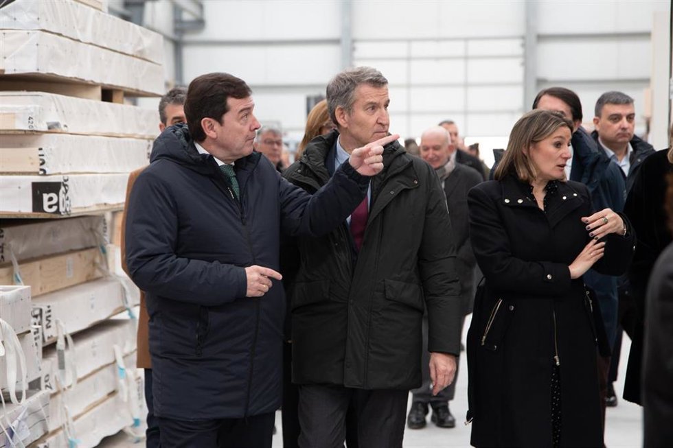 El presidente del Partido Popular, Alberto Núñez Feijóo (d), y el presidente de la Junta de Castilla y León y del PP regional, Alfonso Fernández Mañueco (i), durante una visita a la empresa Medgon, en Carrión de los Condes.