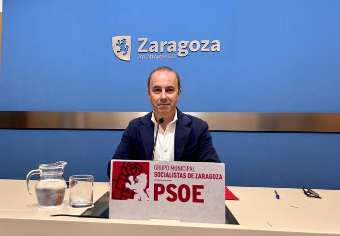 Archivo - El concejal del PSOE en el Ayuntamiento de Zaragoza, Chema Giral, en una rueda de prensa.