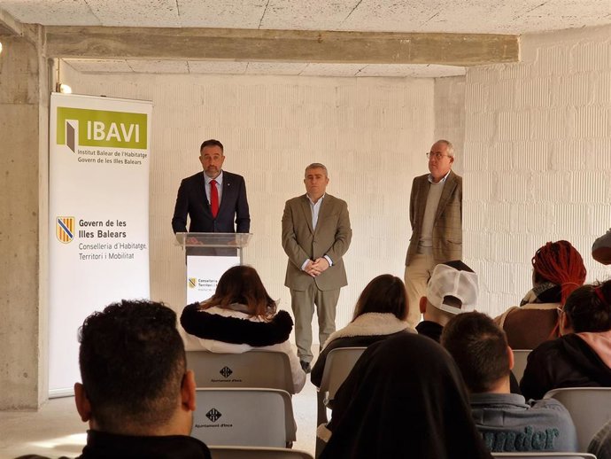 El conseller de Vivienda, Territorio y Movilidad, José Luis Mateo, en la entrega de llaves de la promoción de Inca.