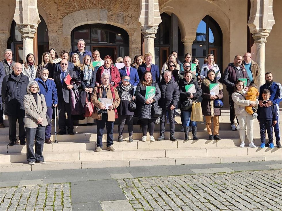 La Junta entrega las llaves de 40 viviendas públicas en Badajoz.