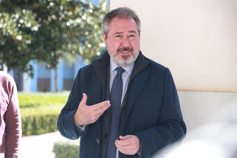 El exsecretario general del PSOE andaluz, Juan Espadas, se despide de los periodistas en el Parlamento de Andalucía. A 06 de febrero de 2025, en Sevilla (Andalucía, España). Segunda jornada de Pleno, con Sesión de Control al Gobierno y preguntas de los 