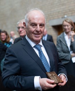 Archivo - FILED - 19 October 2019, North Rhine-Westphalia, Cologne: Conductor Daniel Barenboim poses for pictures after being awarded the Konrad Adenauer Prize 2019 by the City of Cologne. The Argentinean-Israeli pianist and conductor made a decision to l