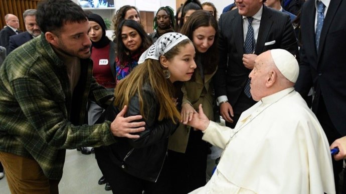 El Papa saluda a jóvenes participantes en el encuentro 'Meaning Meets Us'.