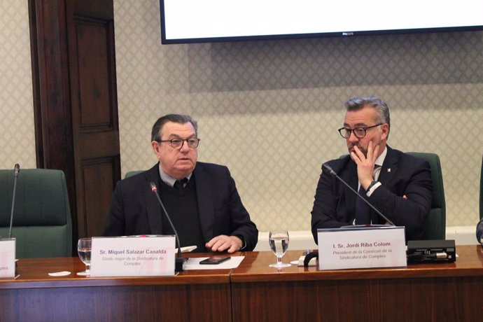 El síndic major de la Sindicatura de Comptes, Miquel Salazar, i el president de la Comissió de la Sindicatura de Comptes al Parlament, Jordi Riba