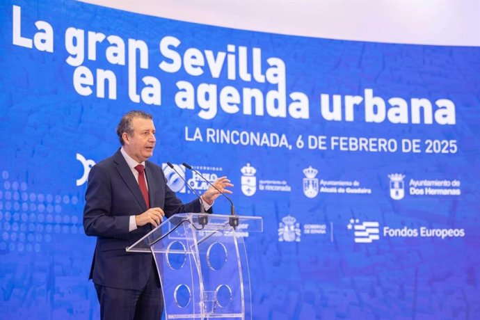 Javier Fernández, en el congreso metropolitano de agendas urbanas celebrado en el municipio de La Rinconada.