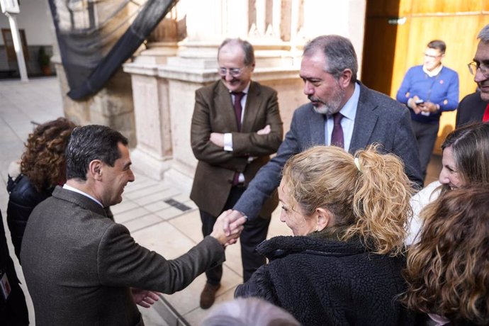Archivo - El presidente de la Junta de Andalucía, Juanma Moreno (i), saluda al portavoz del PSOE en el Senado y líder de los socialistas andaluces, Juan Espadas (d), en una foto de archivo en el Parlamento andaluz.