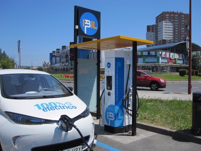 Archivo - Recurso de vehículo eléctrico cargando
