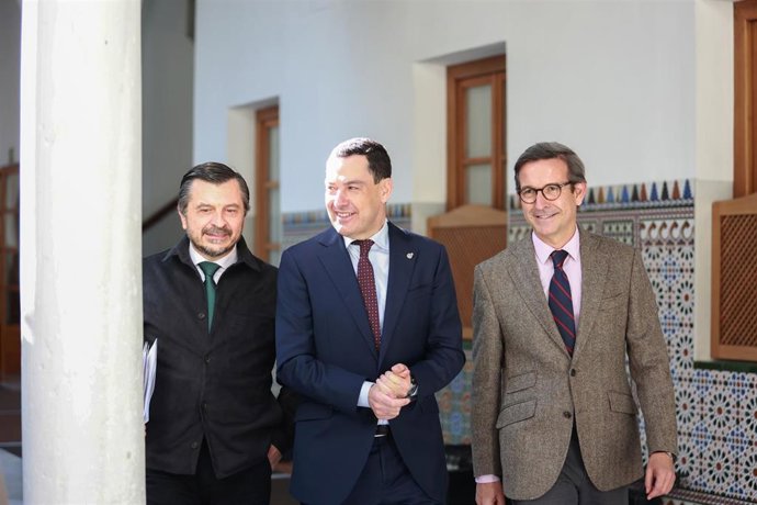 El portavoz del PP-A en el Parlamento de Andalucía, Toni Martín, el presidente de la Junta, Juanma Moreno y el consejero de Industria, Jorge Paradela, este jueves antes de entrar en el Salón de Plenos.