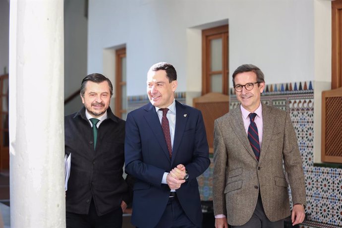 El presidente de la Junta, Juanma Moreno (c), junto al consejero de Industria, Energía y Minas de la Junta de Andalucía, Jorge Paradela (d) y al portavoz del PP-A en el Parlamento de Andalucía, Toni Martín (i),al inicio de la Sesión de Control al Gobierno