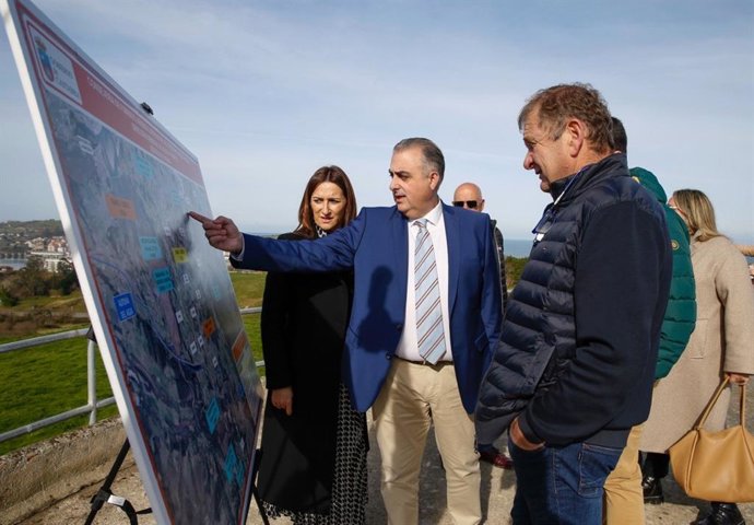El consejero de Fomento, Vivienda, Ordenación del Territorio y Medio Ambiente, Roberto Media, explica a los alcaldes de San Vicente de la Barquera, Charo Urquiza, y el de Valdáliga, Lorenzo González, el proyecto que se ha comenzado a ejecutar