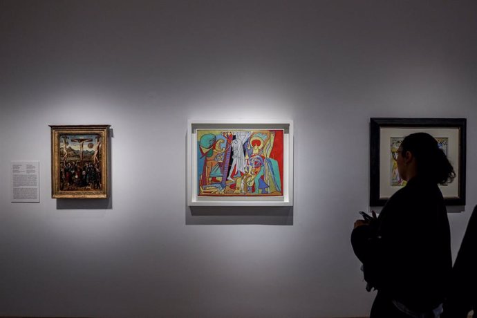 Archivo - Una persona observa las obras de la exposición ‘Picasso. Lo sagrado y lo profano’, en el Museo Nacional Thyssen-Bornemisza, a 15 de octubre de 2023, en Madrid (España). El Museo Nacional Thyssen-Bornemisza se une a la celebración del cincuenta a