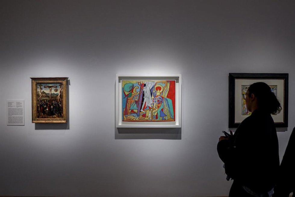 Archivo - Una persona observa las obras de la exposición Picasso. Lo sagrado y lo profano, en el Museo Nacional Thyssen-Bornemisza, a 15 de octubre de 2023, en Madrid (España). El Museo Nacional Thyssen-Bornemisza se une a la celebración del cincuenta