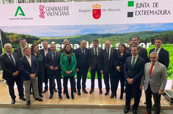 Firma del manifiesto entre Andalucía, Extremadura, Murcia y Valencia en el marco de Fruit Logística, en Berlín, en Alemania.