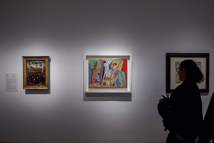 Archivo - Una persona observa las obras de la exposición ‘Picasso. Lo sagrado y lo profano’, en el Museo Nacional Thyssen-Bornemisza, a 15 de octubre de 2023, en Madrid (España). El Museo Nacional Thyssen-Bornemisza se une a la celebración del cincuenta a