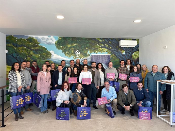 El presidente de Iprodeco, Félix Romero (centro), en la entrega de ayudas a industrias agroalimentarias de Córdoba.