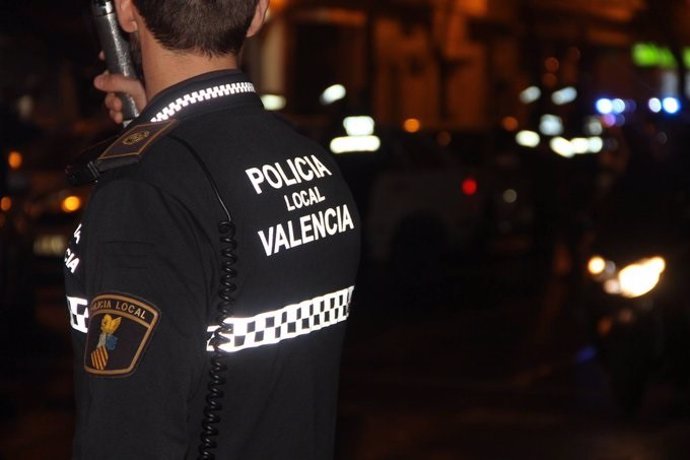 Archivo - Arxiu- Un agent de Policia Local de València d'esquena