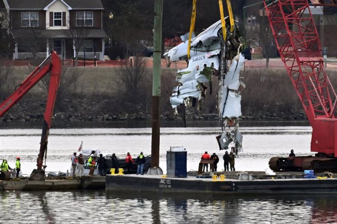  Recuperan del río Potomac parte del fuselaje del avión de American Airlines que se estrelló tras impactar contra un helicóptero