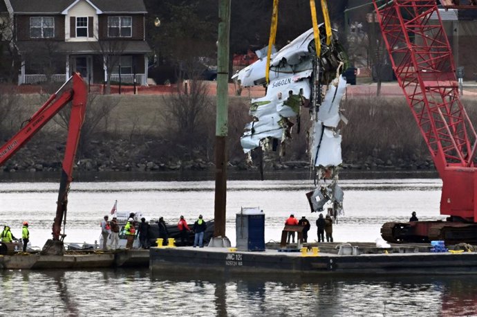 03 February 2025, US, Arlington: Wreckage of an American Airlines plane is lifted from the Potomac River during recovery efforts near Reagan National Airport in Arlington. The plane collided with an Army Black Hawk helicopter and crashed on January 30, re