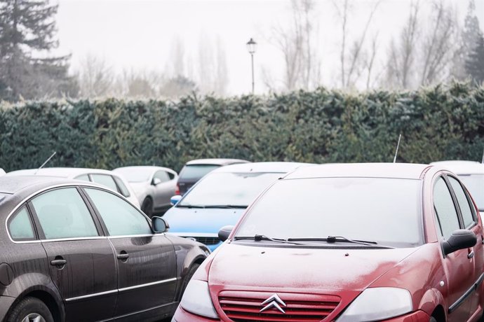 Archivo - Heladas en los parabrisas de varios coches, a 9 de febrero de 2023, en Vitoria-Gasteiz, Álava, País Vasco (España). La Agencia Estatal de Meteorología (AEMET) ha activado la alerta amarilla por nevadas en Vitoria-Gasteiz. La jornada ha comenzado