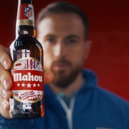 El portero del Atlético de Madrid Jan Oblak, en una campaña de Mahou.