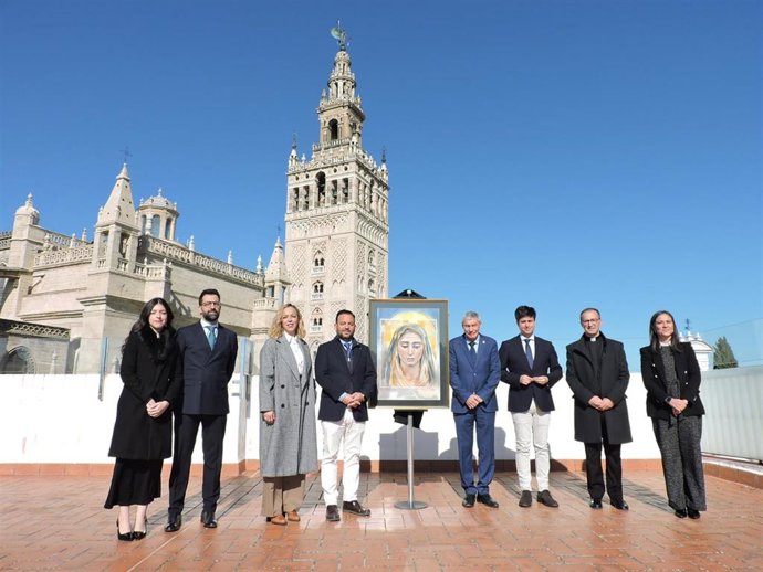 Foto de familia tras la presentación del cartel de la L Convivencia de la Confederación Nacional de Hermandades de La Soledad, que se celebrará en La Algaba en el mes de octubre de este año.