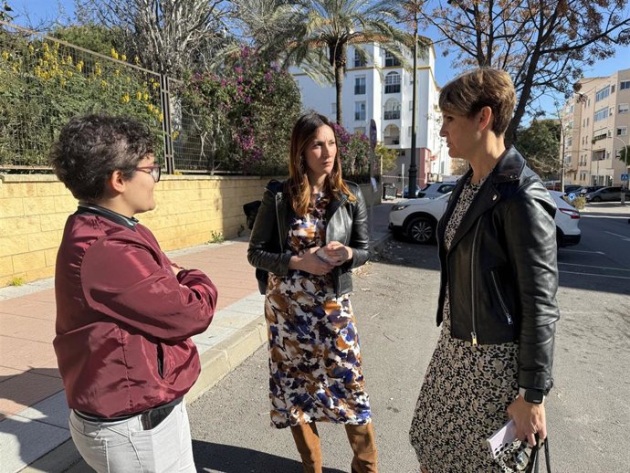 La diputada del PSOE por Málaga en el Congreso, Mari Nieves Ramírez, y la secretaria general de los socialistas en Estepona, Emma Molina, han exigido a la Junta de Andalucía y al Ayuntamiento la construcción de viviendas de VPO en el municipio.