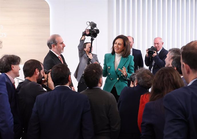 La presidenta del Banco Santander, Ana Botín, y el consejero delegado del Banco Santander, Héctor Grisi, durante la presentación de los resultados de Banco Santander en su ejercicio de 2024, a 5 de febrero de 2025, en Boadilla del Monte, Madrid (España). 